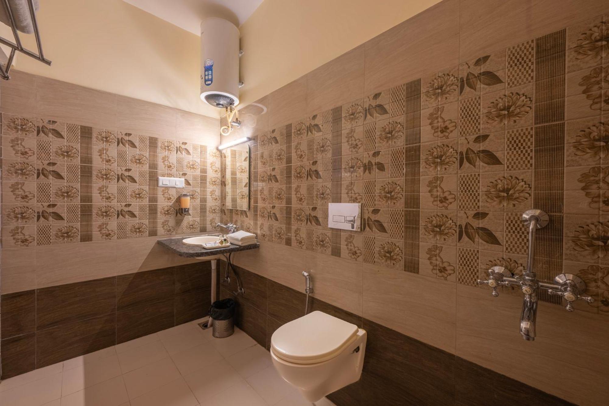 אפרטהוטל Seven Hills Shimla By Him Haults Hospitality מראה חיצוני תמונה
